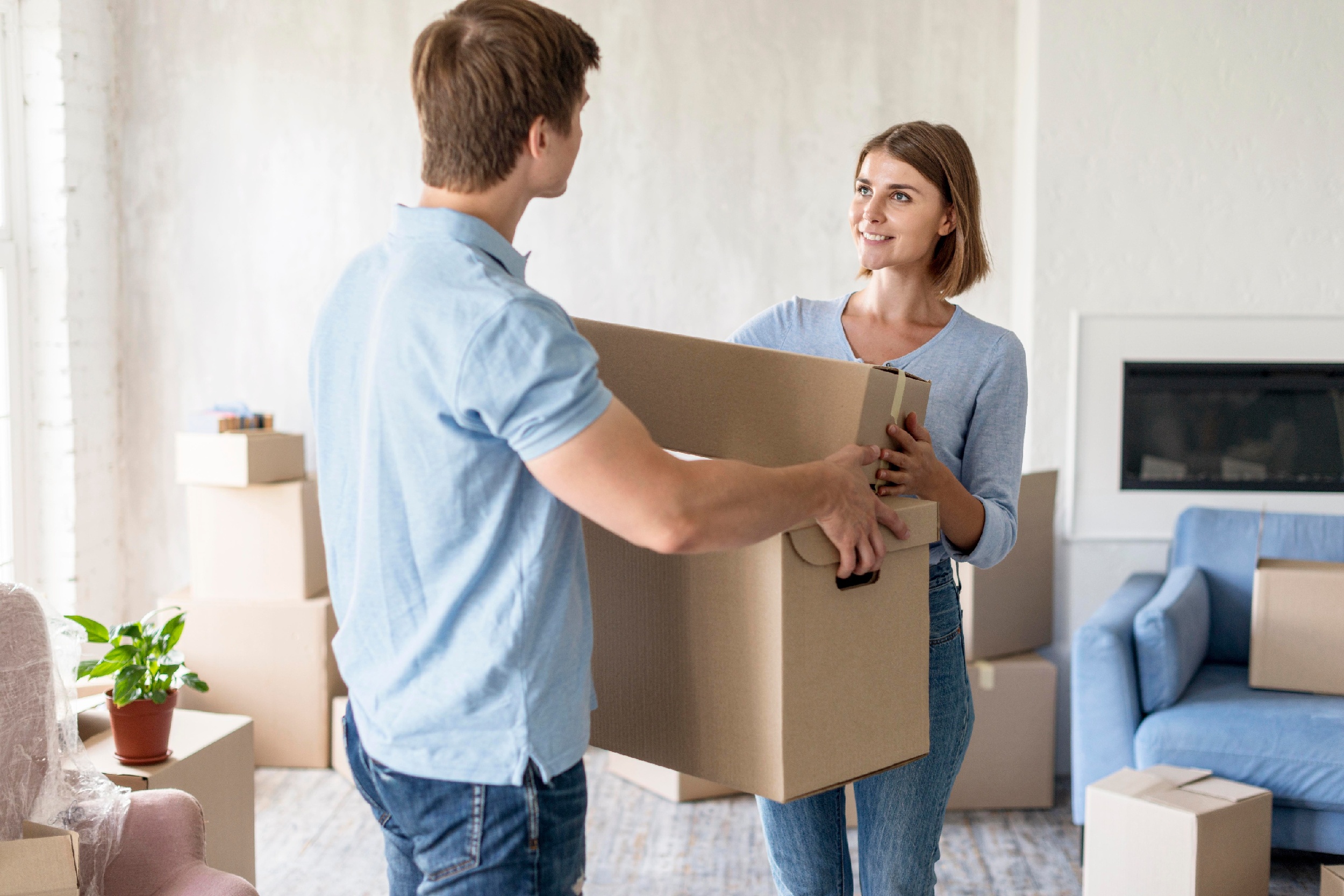 side-view-of-couple-with-moving-out-boxes-1-1 side-view-of-couple-with-moving-out-boxes-1-1